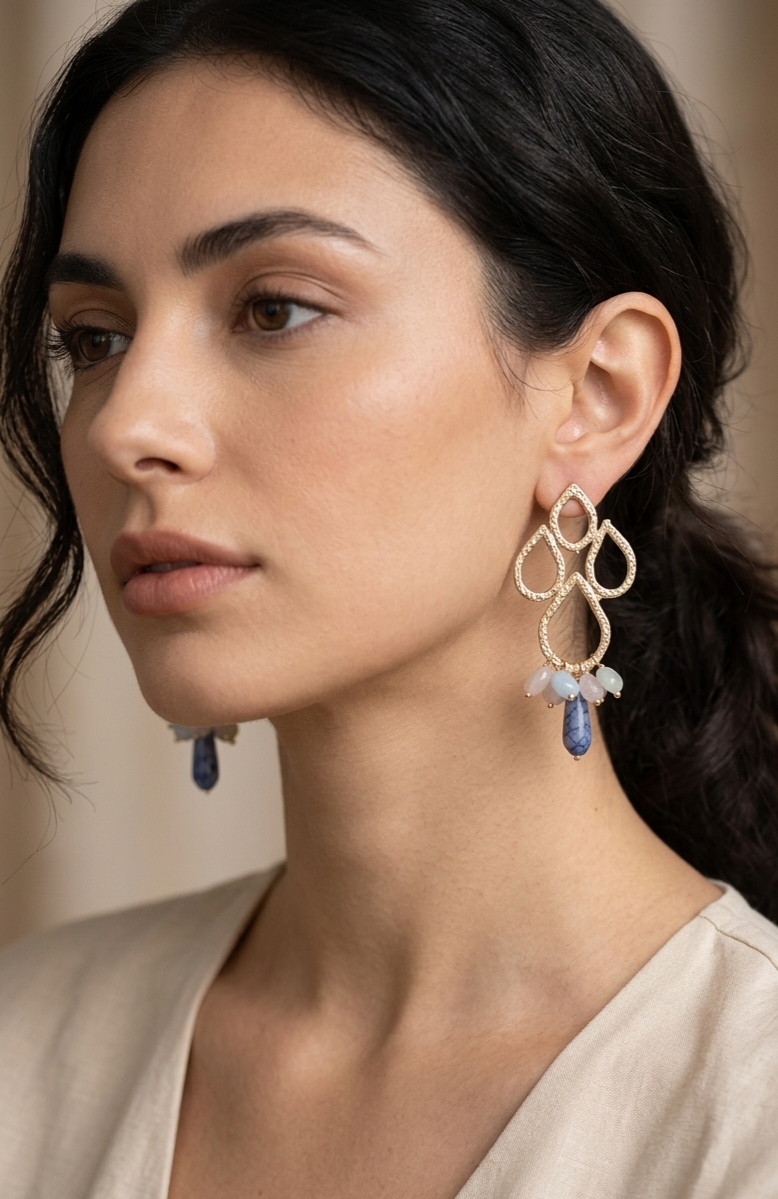 Orecchini realizzati con ottone con berillo multicolore e goccia in agata venuta blu.
lunghezza 7.5cm
peso 8.7gr Spedizione Gratuita Orecchini realizzati con ottone con berillo multicolore e goccia in agata venuta blu.
lunghezza 7.5cm
peso 8.7gr Spedizione Gratuita