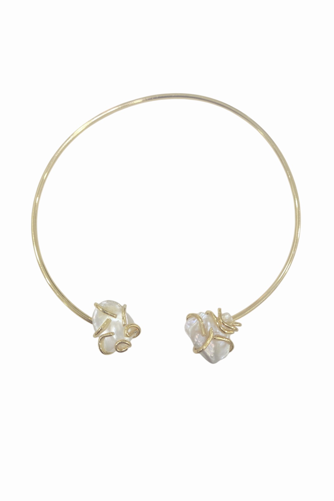 Collana girocollo realizzata in ottone con perle scaramazze laterali. Spedizione Gratuita