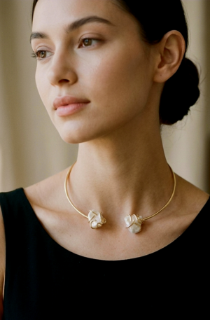 Collana girocollo realizzata in ottone con perle scaramazze laterali. Spedizione Gratuita