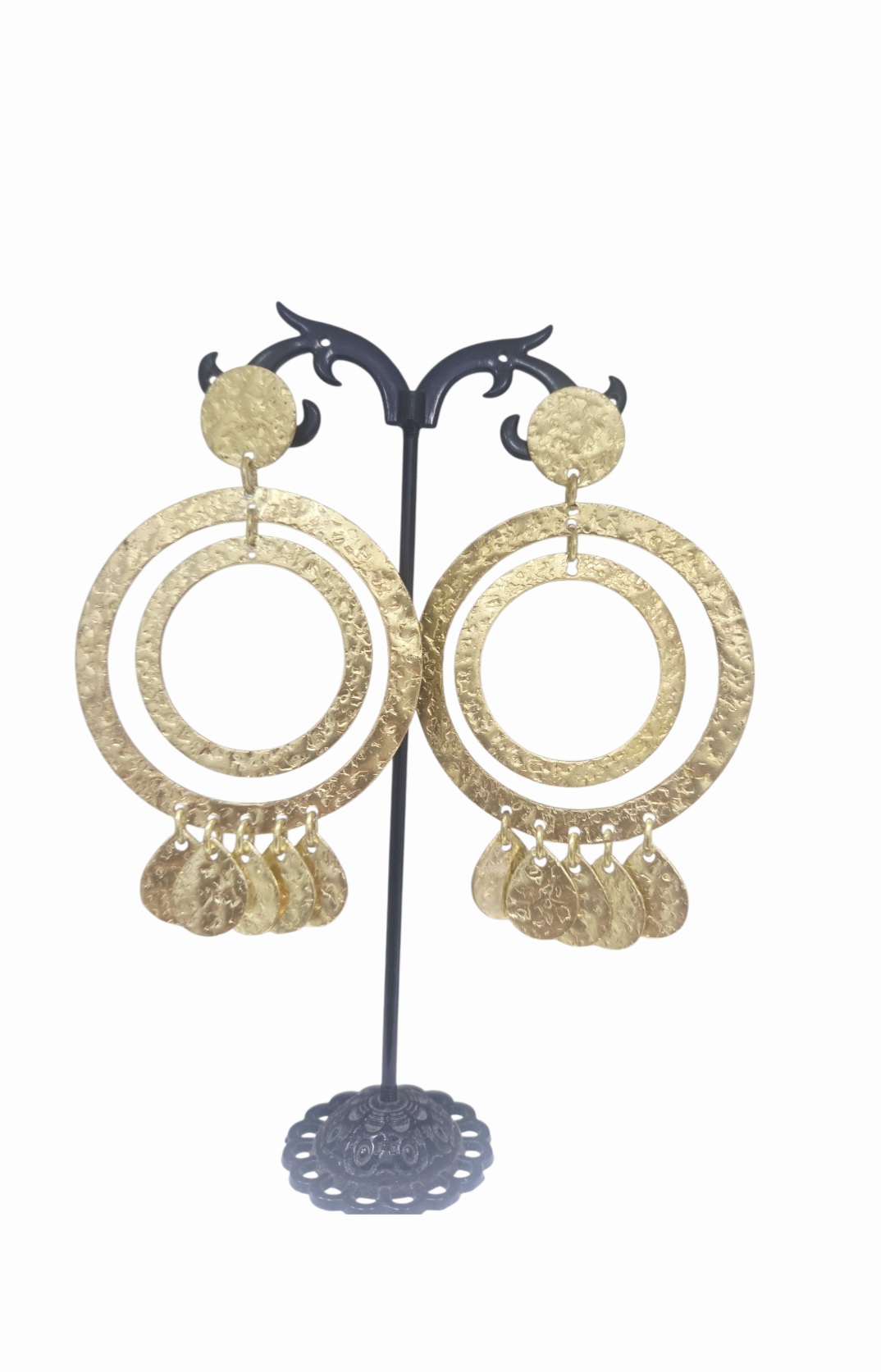 Orecchini realizzati in ottone battuto dorato.
lunghezza 9cm
peso 12.3gr Spedizione Gratuita