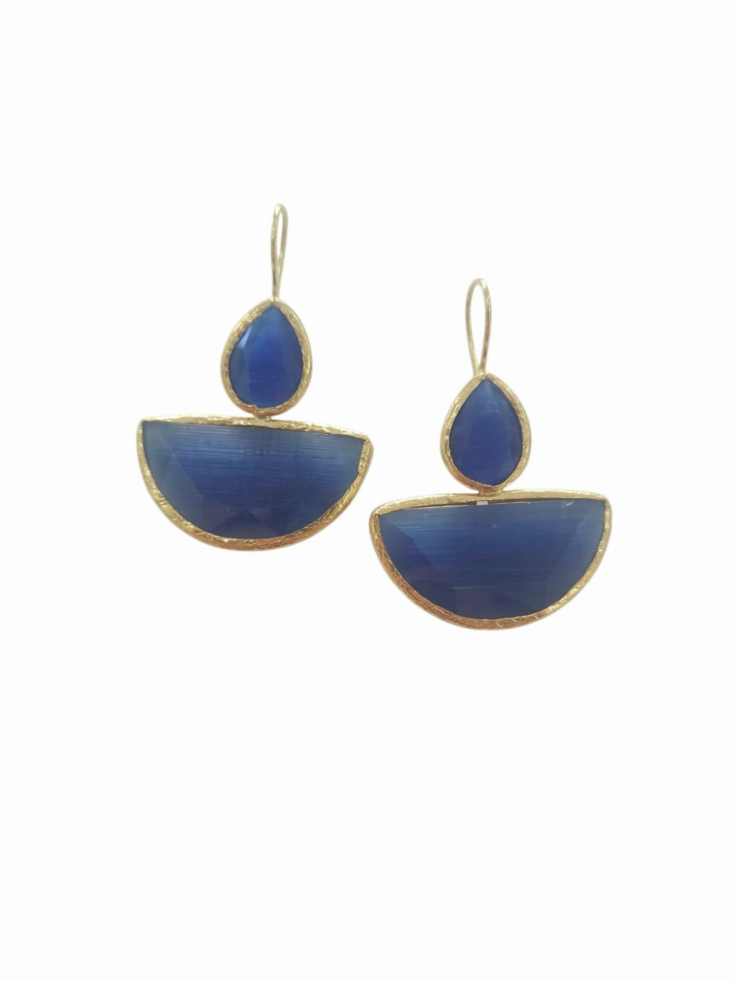 Orecchini realizzati con goccia e mezza luna  occhio di gatto circondati da ottone e dotati di monachella.
Lunghezza 4.5cm
Peso 4.9gr Spedizione Gratuita