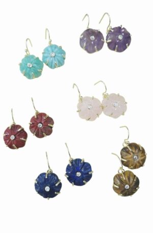 Orecchini realizzati con fiori in pietre naturali e zircone centrale, montati su ottone con monachella.
Peso 3.5gr
Lunghezza 2.5cm Spedizione Gratuita