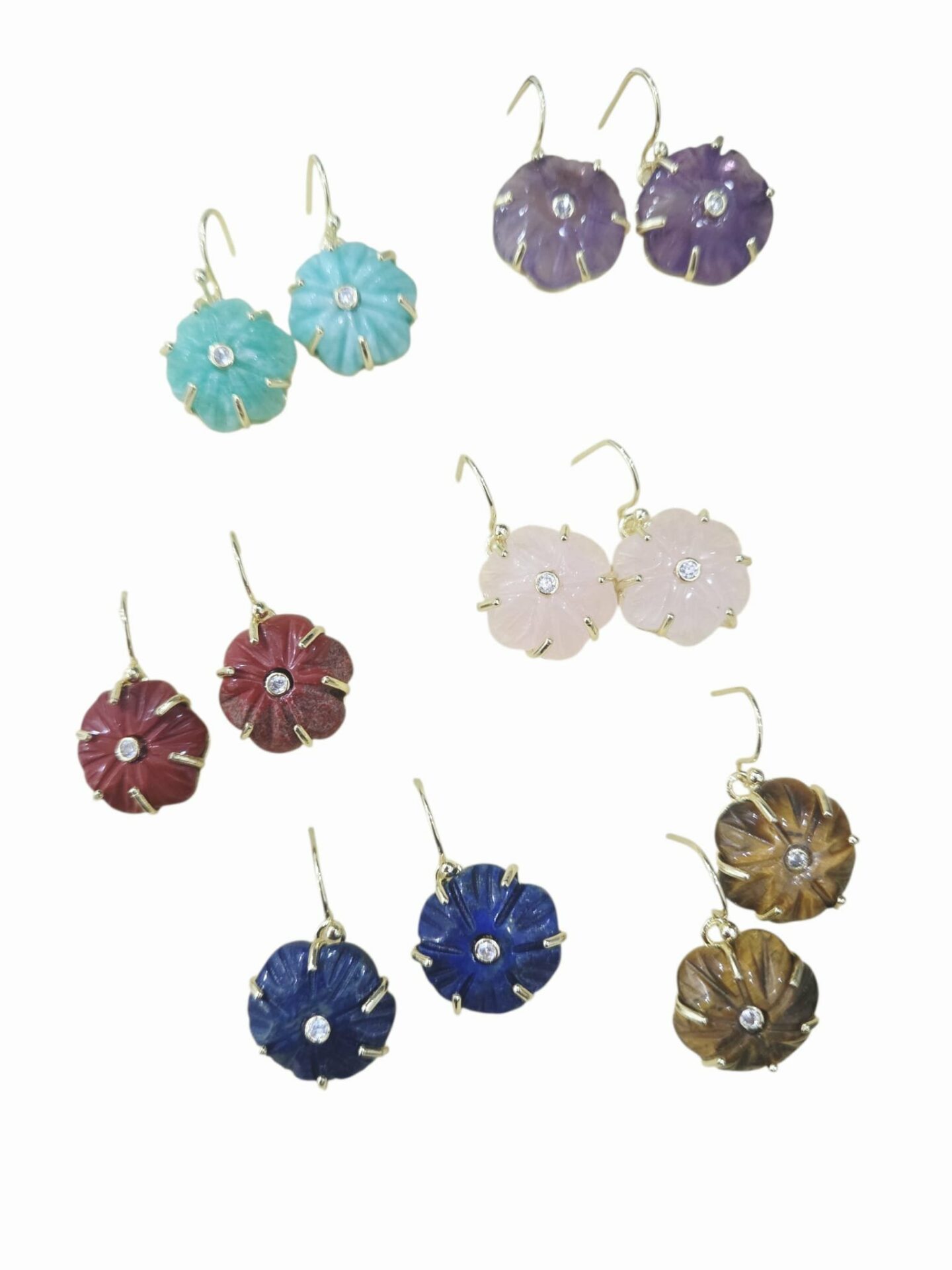 Orecchini realizzati con fiori in pietre naturali e zircone centrale, montati su ottone con monachella.
Peso 3.5gr
Lunghezza 2.5cm Spedizione Gratuita Orecchini realizzati con fiori in pietre naturali e zircone centrale, montati su ottone con monachella.
Peso 3.5gr
Lunghezza 2.5cm Spedizione Gratuita