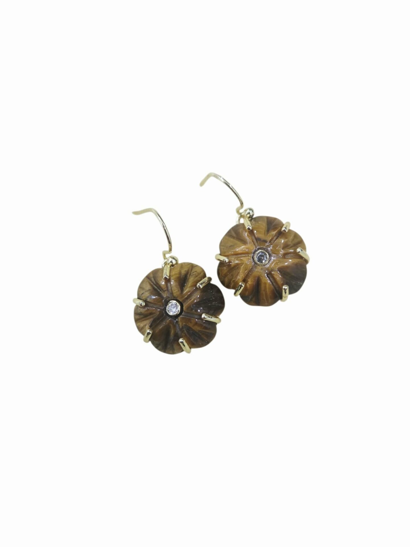 Orecchini realizzati con fiori in pietre naturali e zircone centrale, montati su ottone con monachella.
Peso 3.5gr
Lunghezza 2.5cm Spedizione Gratuita Orecchini realizzati con fiori in pietre naturali e zircone centrale, montati su ottone con monachella.
Peso 3.5gr
Lunghezza 2.5cm Spedizione Gratuita