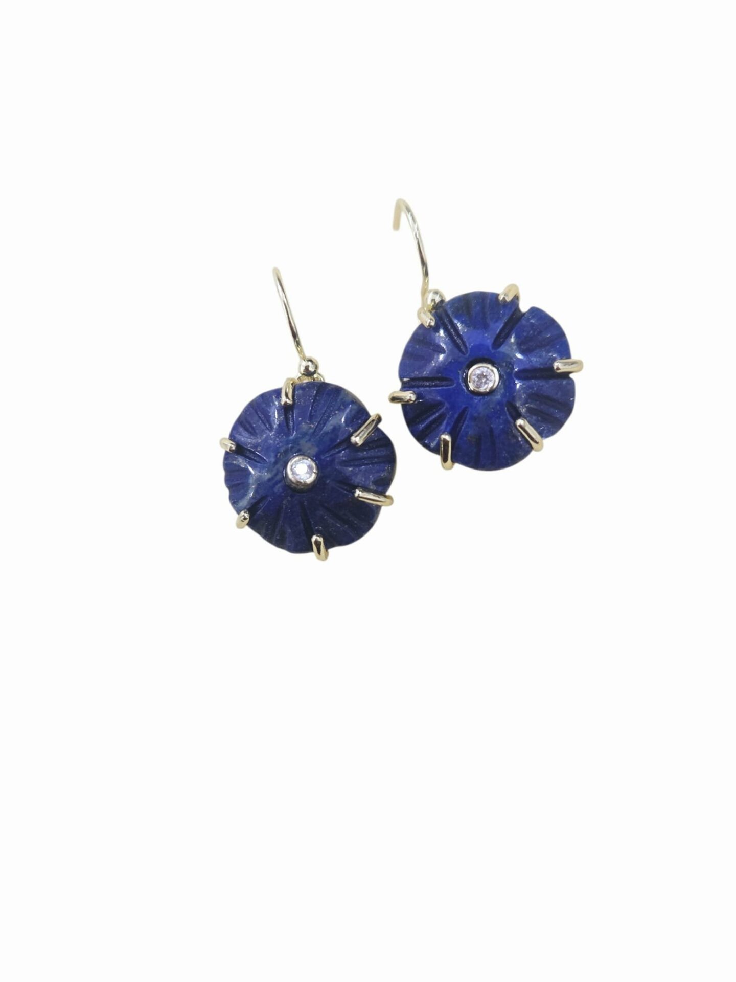 Orecchini realizzati con fiori in pietre naturali e zircone centrale, montati su ottone con monachella.
Peso 3.5gr
Lunghezza 2.5cm Spedizione Gratuita Orecchini realizzati con fiori in pietre naturali e zircone centrale, montati su ottone con monachella.
Peso 3.5gr
Lunghezza 2.5cm Spedizione Gratuita