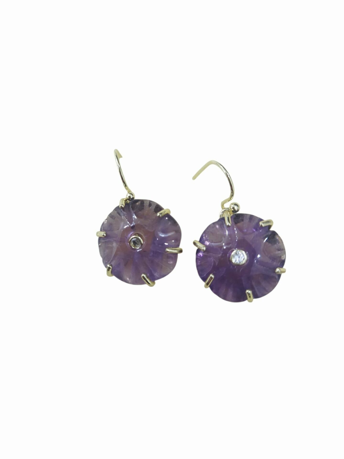 Orecchini realizzati con fiori in pietre naturali e zircone centrale, montati su ottone con monachella.
Peso 3.5gr
Lunghezza 2.5cm Spedizione Gratuita Orecchini realizzati con fiori in pietre naturali e zircone centrale, montati su ottone con monachella.
Peso 3.5gr
Lunghezza 2.5cm Spedizione Gratuita