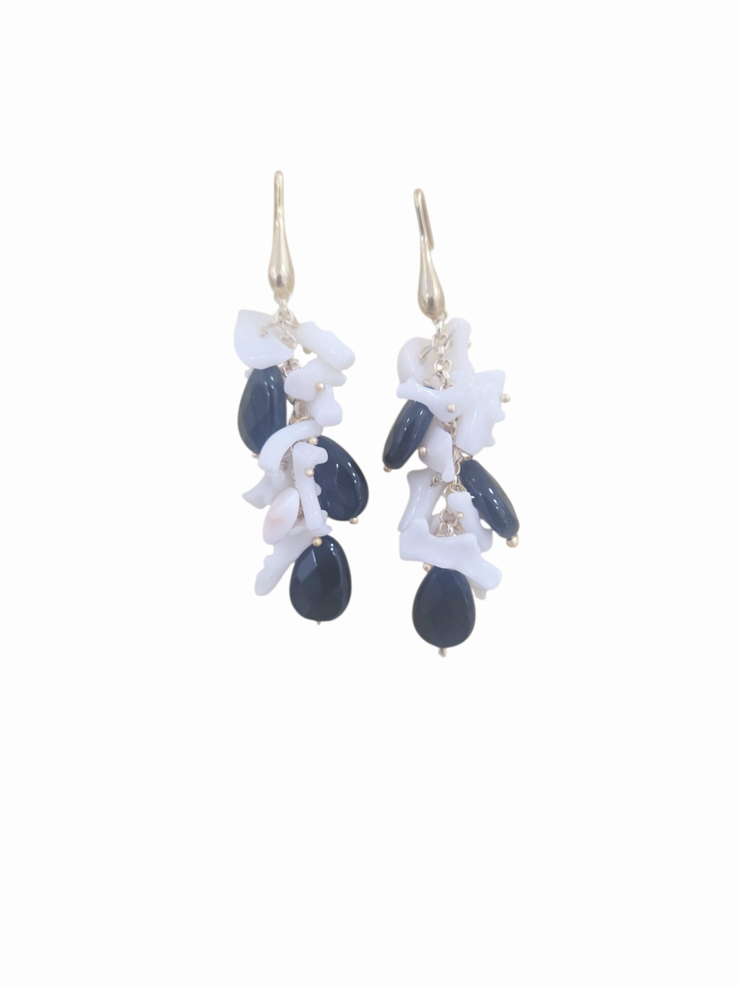 Orecchini pendenti realizzati con corallo bianco e gocce in onice. monachella in argento925 placcata oro.
lunghezza 6cm
peso 5.8gr Spedizione Gratuita