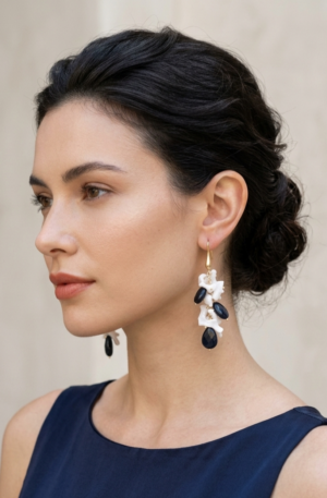 Orecchini pendenti realizzati con corallo bianco e gocce in onice. monachella in argento925 placcata oro.
lunghezza 6cm
peso 5.8gr Spedizione Gratuita