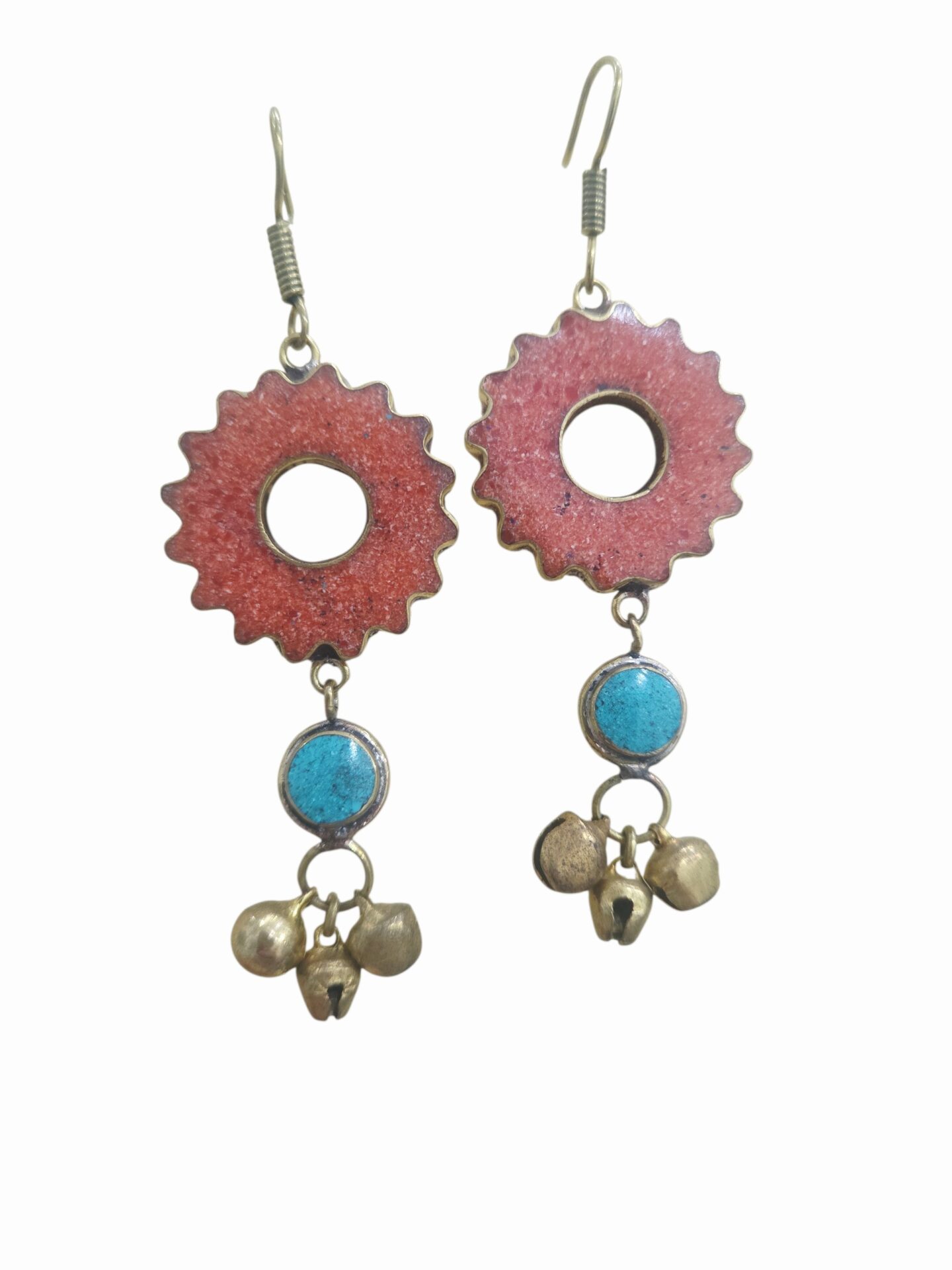 Orecchini realizzati con corallo bambù turchese circondati da ottone e tris di campanelle
lunghezza 8.5cm
peso 9gr Spedizione Gratuita