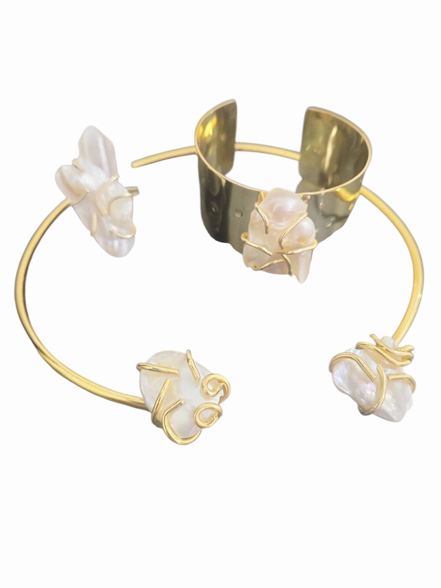 Parure composta da collana girocollo, bracciale ad incastro ed anello regolabile con perle scaramazze su base in ottone lucido. Spedizione Gratuita Parure composta da collana girocollo, bracciale ad incastro ed anello regolabile con perle scaramazze su base in ottone lucido. Spedizione Gratuita
