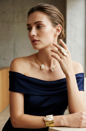 Parure composta da collana girocollo, bracciale ad incastro ed anello regolabile con perle scaramazze su base in ottone lucido. Spedizione Gratuita Parure composta da collana girocollo, bracciale ad incastro ed anello regolabile con perle scaramazze su base in ottone lucido. Spedizione Gratuita