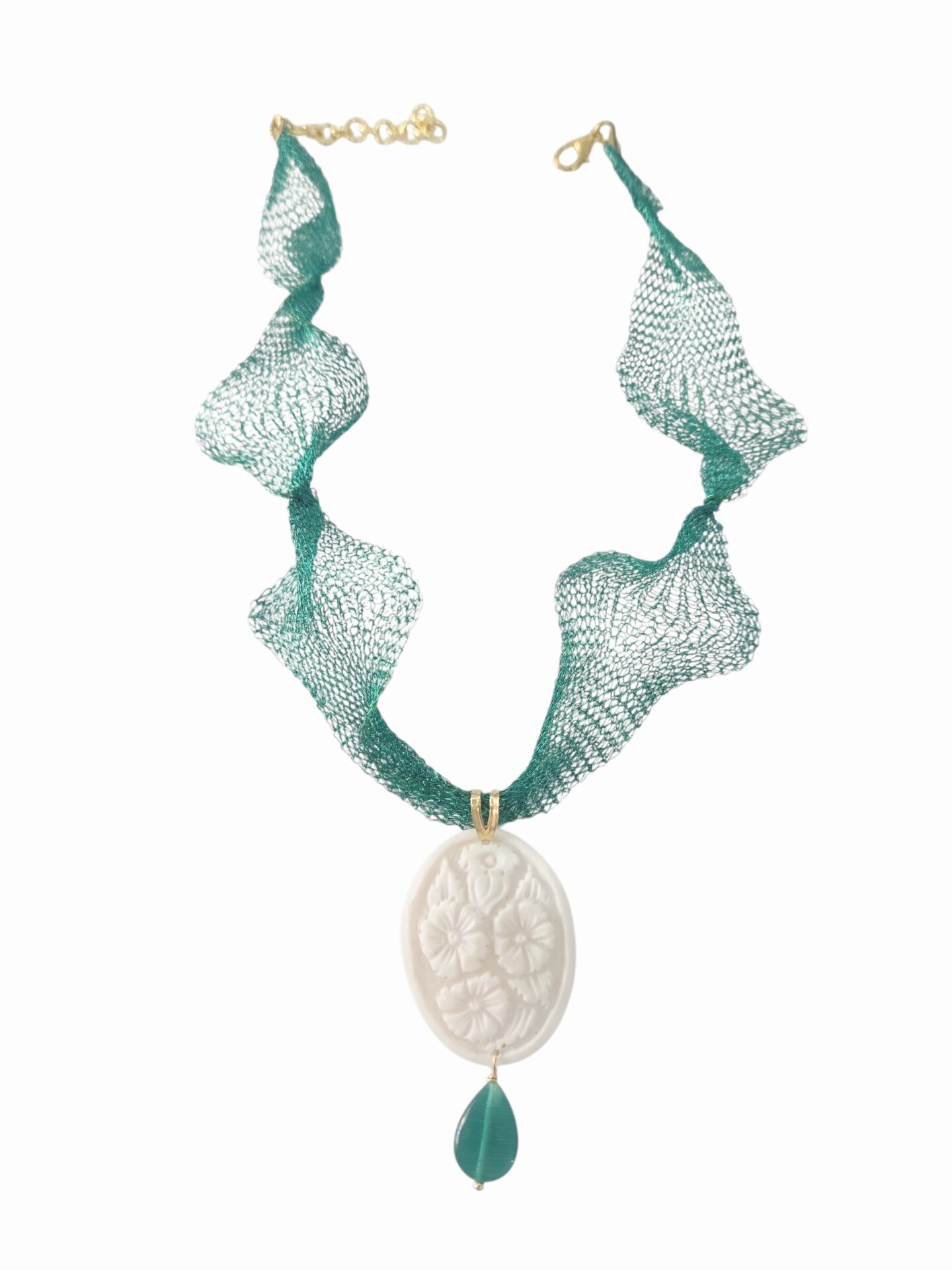 Collana girocollo regolabile realizzata con tessuto modellabile verde gucci,cammeo di Torre del agricolo floreale e goccia occhio di gatto verde gucci.
lunghezza 37cm
lunghezza ciondolo 6cm Spedizione Gratuita