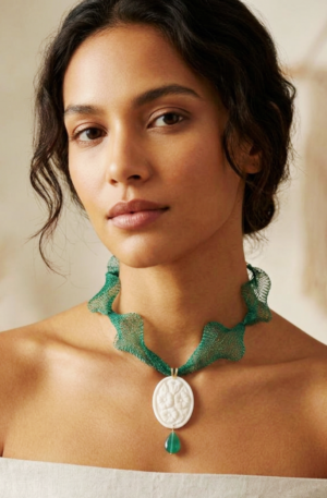 Collana girocollo regolabile realizzata con tessuto modellabile verde gucci,cammeo di Torre del agricolo floreale e goccia occhio di gatto verde gucci.
lunghezza 37cm
lunghezza ciondolo 6cm Spedizione Gratuita