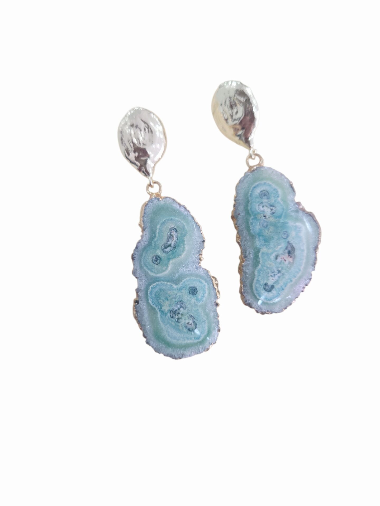 Orecchini realizzati con geode verde chiaro contornata da ottone e perno in ottone lucido con ago e farfalla
lunghezza 6cm
peso 13.2gr Spedizione Gratuita