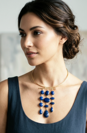 Collana girocollo in ottone regolabile con centrale con lapislazzuli circondati da ottone
lunghezza ciondolo 7cm Spedizione Gratuita