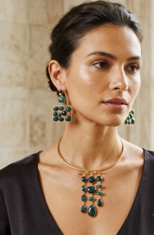 Parure realizzata composta da orecchini e collana realizzati con aventurina in varie forme ed ottone
collana girocollo regolabile lunghezza ciondolo 8cm
orecchini peso 12.6gr
lunghezza orecchini 6cm Spedizione Gratuita