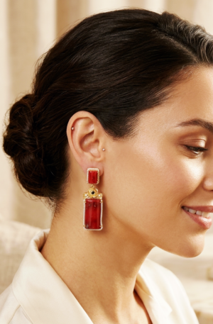 Orecchini realizzati con corallo bambù su base in ottone circondata da zirconi.
lunghezza  4.5cm
peso 10.7gr Spedizione Gratuita