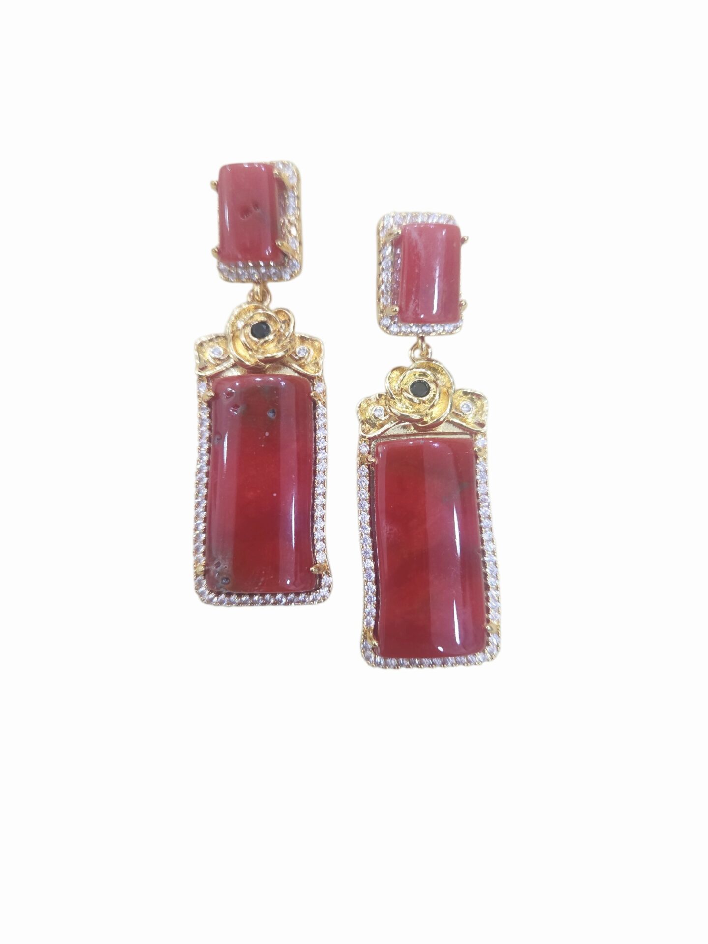Orecchini realizzati con corallo bambù su base in ottone circondata da zirconi.
lunghezza  4.5cm
peso 10.7gr Spedizione Gratuita