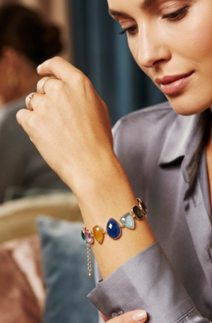 Bracciale regolabile realizzato con quarzi multicolore e forme irregolari contornate da ottone 
lunghezza 23.5cm Spedizione Gratuita