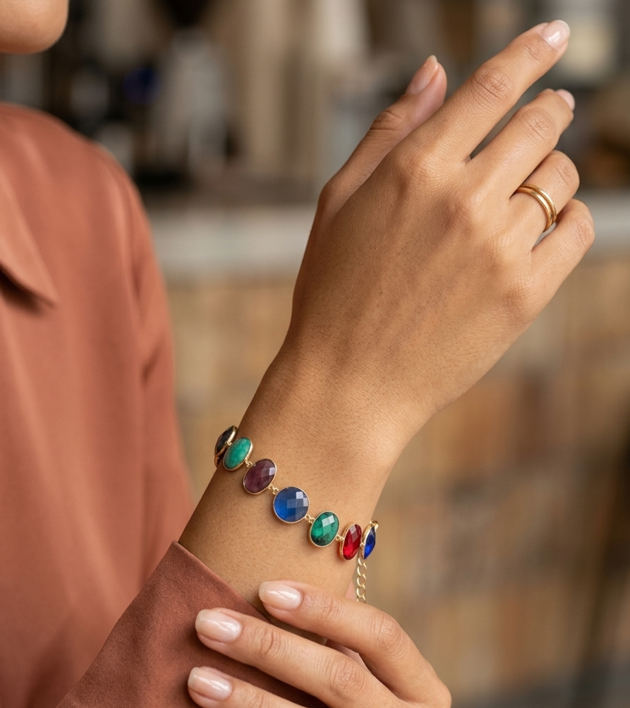 Bracciale regolabile realizzato con quarzi multicolore e forme irregolari contornate da ottone 
lunghezza 23.5cm Spedizione Gratuita