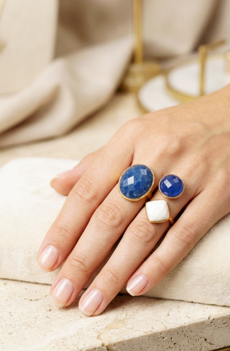 Anello regolabile realizzato con triple pietre in quarzo blu elettrico,azzurra e bianca. Spedizione Gratuita Anello regolabile realizzato con triple pietre in quarzo blu elettrico,azzurra e bianca. Spedizione Gratuita