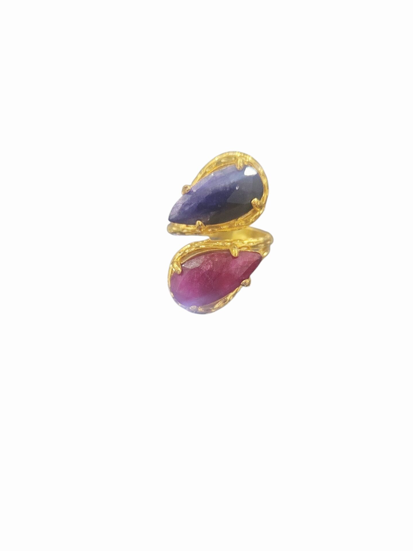 Anello regolabile su base in ottone realizzato con gocce ad incrocio in radice di rubino grezzo sfaccettata e zaffiro blu grezzo sfaccettato. Spedizione Gratuita
