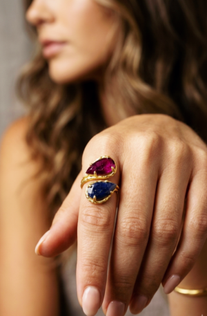 Anello regolabile su base in ottone realizzato con gocce ad incrocio in radice di rubino grezzo sfaccettata e zaffiro blu grezzo sfaccettato. Spedizione Gratuita