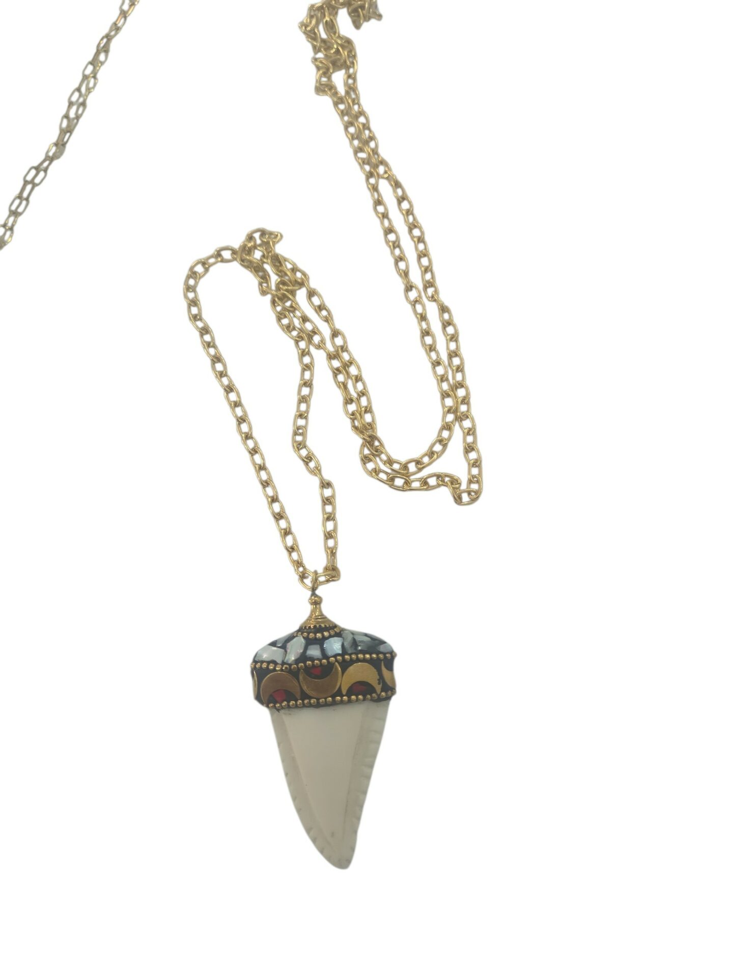Collana lunga con corno in osso e dettagli in ottone e madreperla, catena in acciaio
lunghezza catena 92cm Spedizione Gratuita