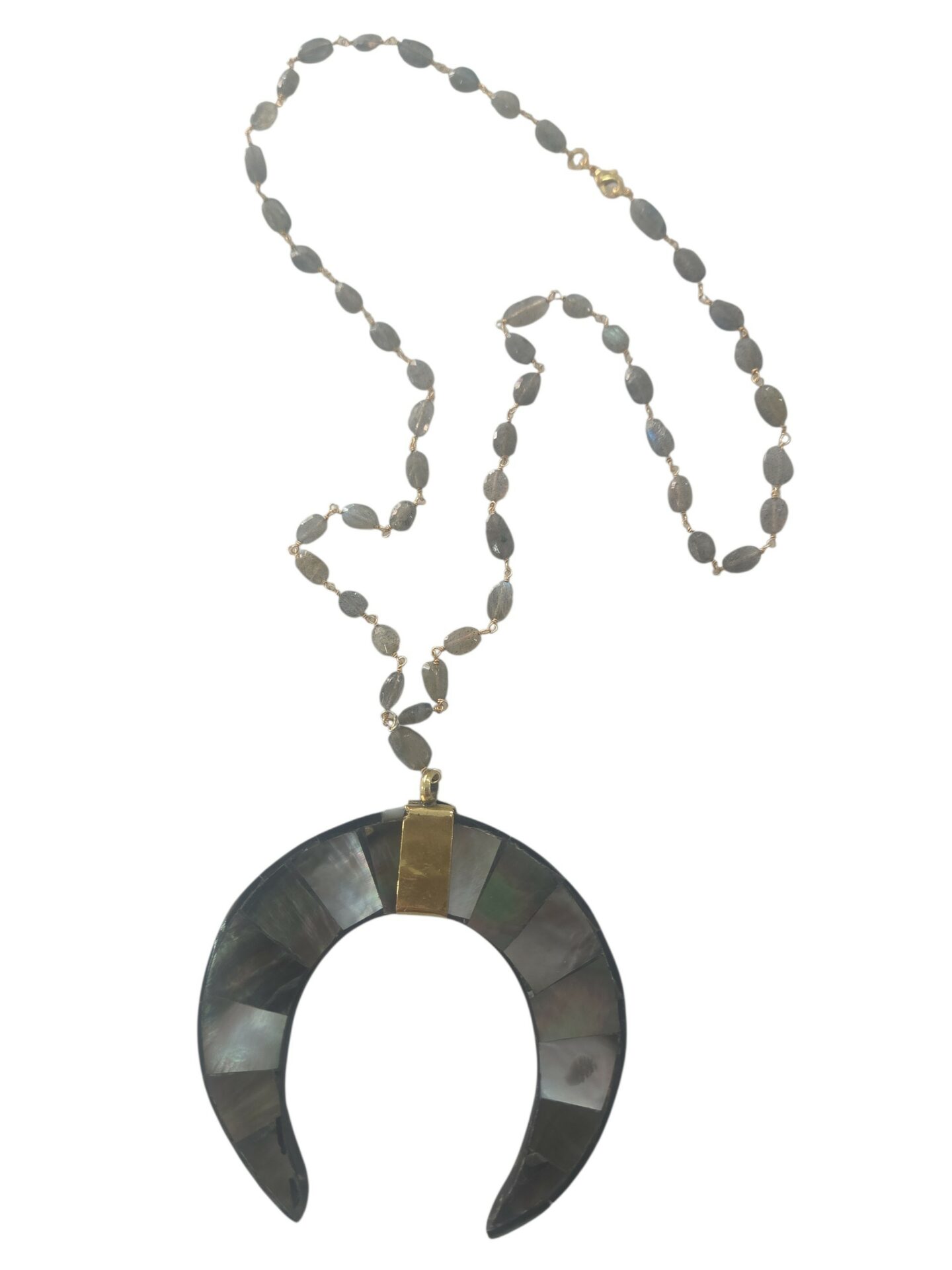 Collana realizzata con labradorite e corno in madreperla grigia ed ottone
lunghezza 62cm Spedizione Gratuita