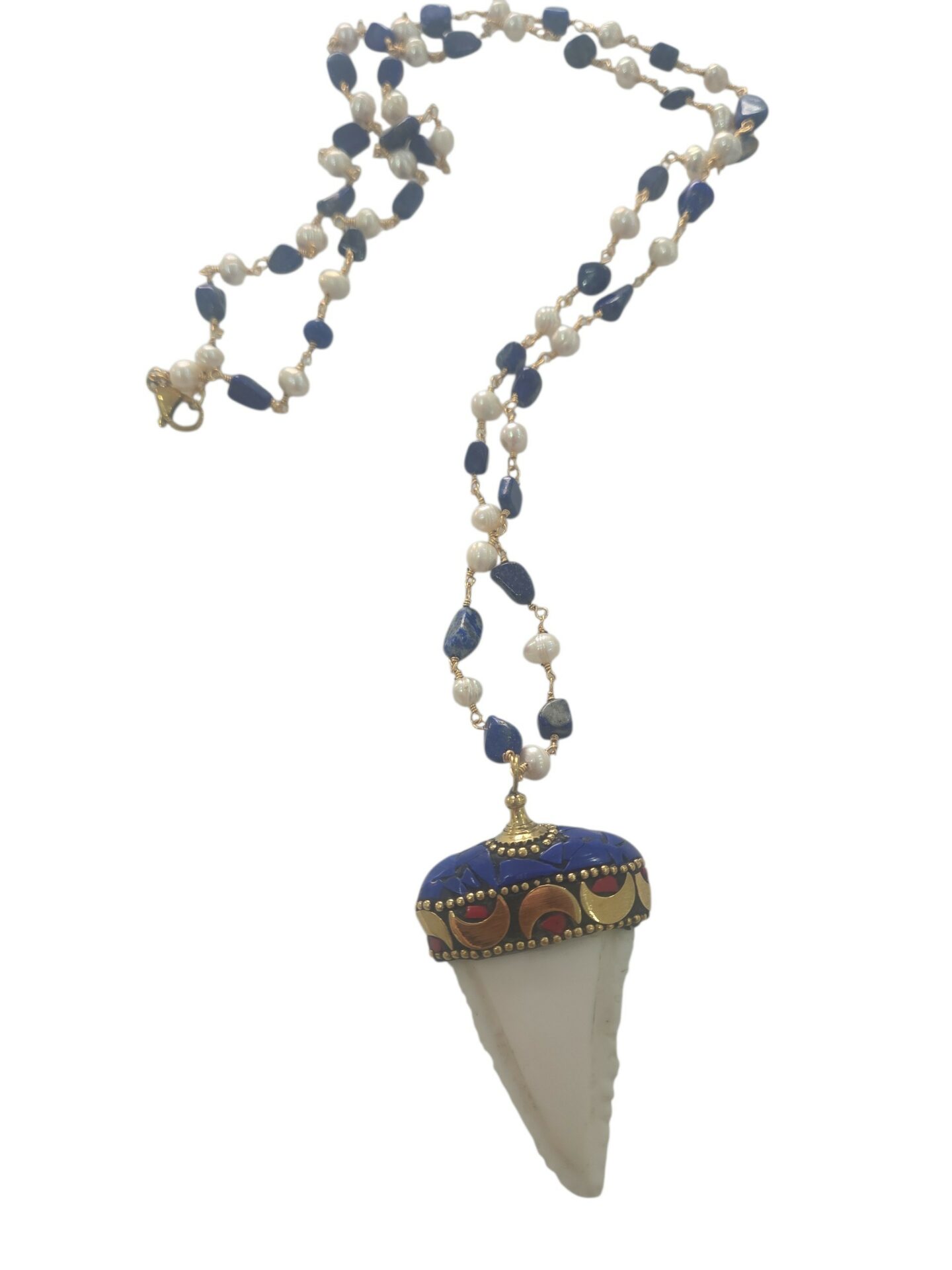 Collana lunga realizzata con lapislazzuli e perle di fiume, corno in osso rivestito da scahlie di lapislazzuli ed ottone
lunghezza 1 metro Spedizione Gratuita