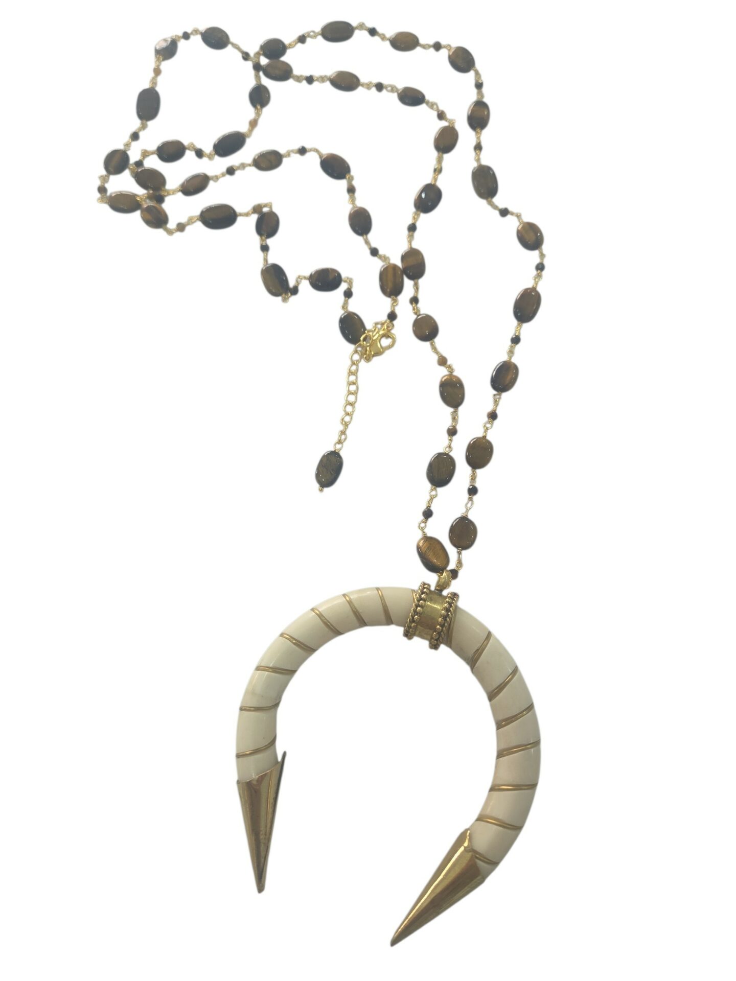 Collana lunga regolabile,possibilità di fare doppio giro, realizzata con corno in osso ed ottone e pietre occhio di tigre
lunghezza 106cm Spedizione Gratuita