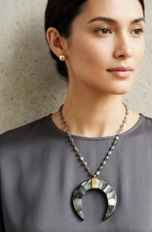 Collana realizzata con labradorite e corno in madreperla grigia ed ottone
lunghezza 62cm Spedizione Gratuita