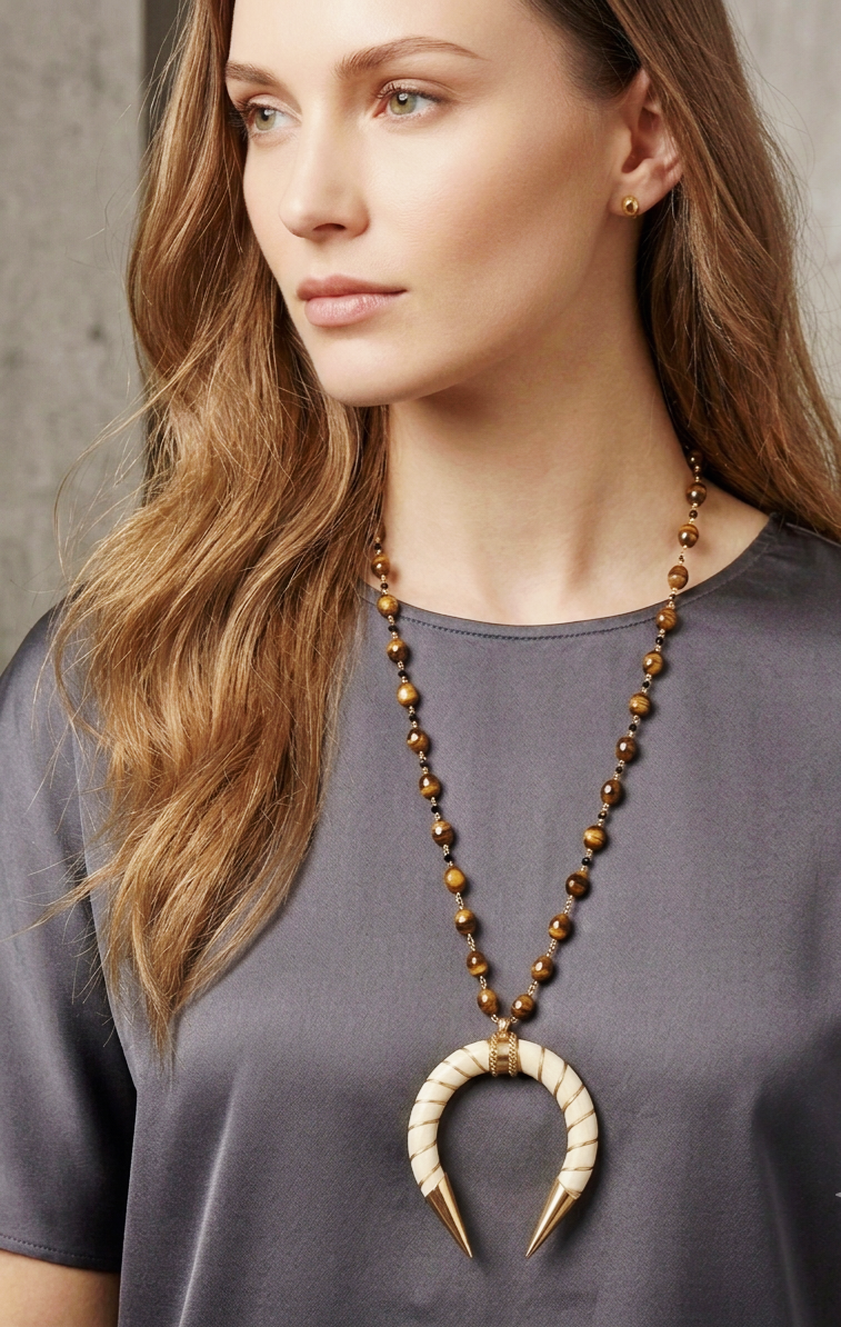 Collana lunga regolabile,possibilità di fare doppio giro, realizzata con corno in osso ed ottone e pietre occhio di tigre
lunghezza 106cm Spedizione Gratuita Collana lunga regolabile,possibilità di fare doppio giro, realizzata con corno in osso ed ottone e pietre occhio di tigre
lunghezza 106cm Spedizione Gratuita