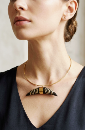 Collana girocollo con catena rigida regoalbile e corno in osso con intarsi Spedizione Gratuita