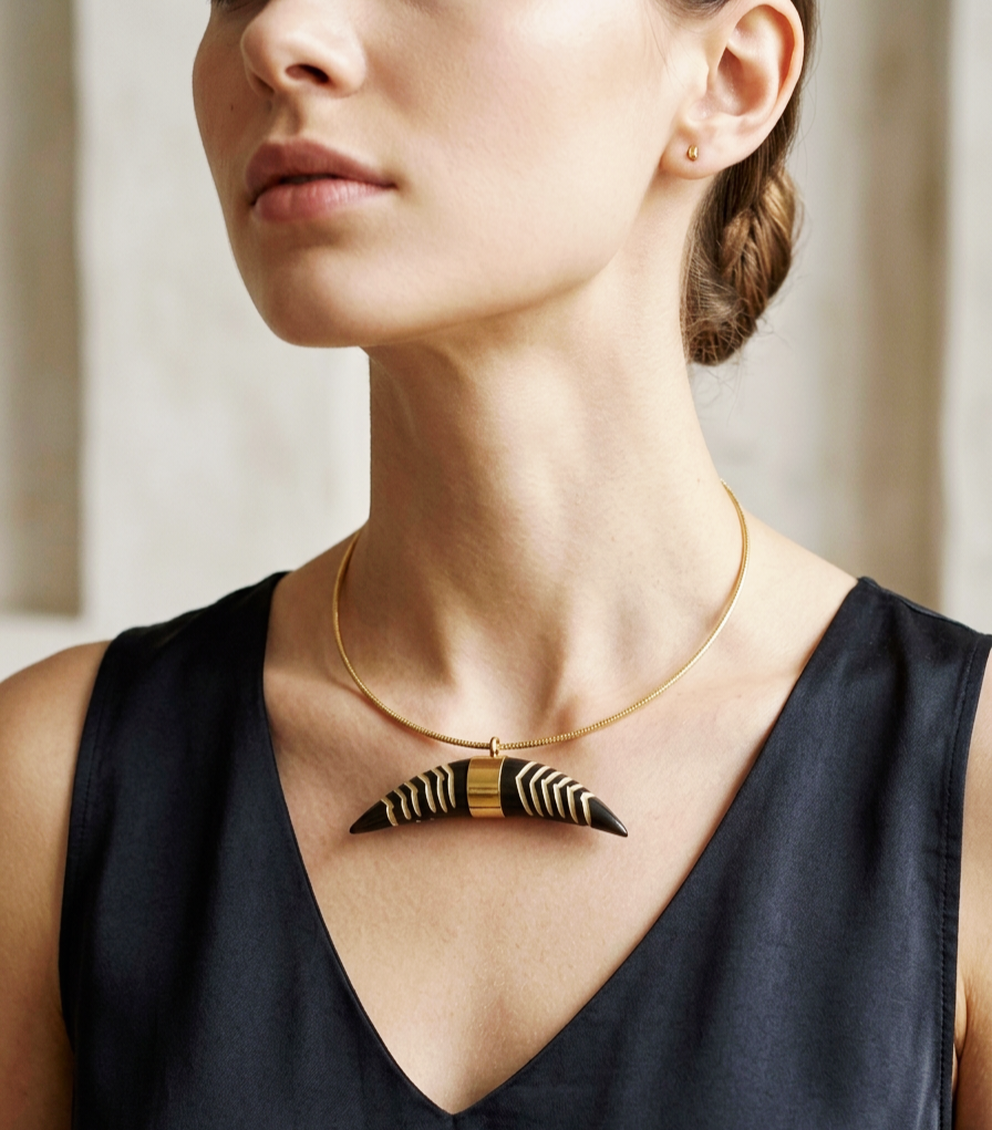 Collana girocollo con catena rigida regoalbile e corno in osso con intarsi Spedizione Gratuita Collana girocollo con catena rigida regoalbile e corno in osso con intarsi Spedizione Gratuita