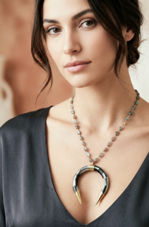 Collana realizzata con labradorite e corno in madreperla 
lunghezza 60cm Spedizione Gratuita
