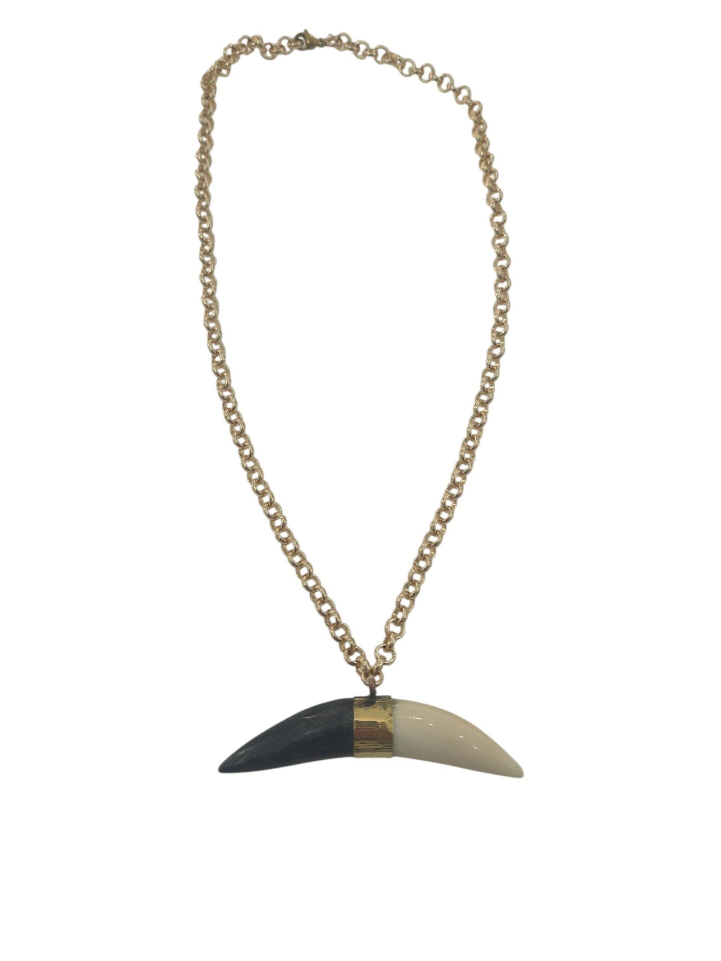 Collana girocollo realizzata con catena in acciaio e corno in osso bianco e nero
lunghezza 50cm Spedizione Gratuita