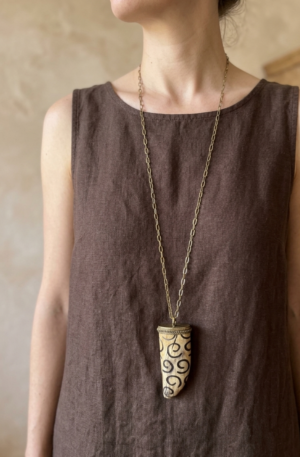 Collana lunga realizzata con catena in acciaio e corno in legno intarsiato
lunghezza 84cm Spedizione Gratuita