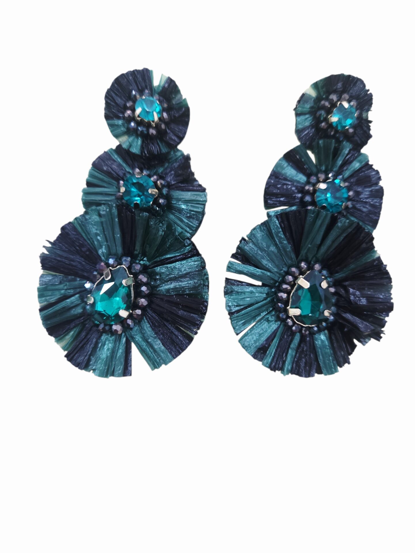 Orecchini realizzati con rafia verde e nera, cristalli e punti luce verdi.
lunghezza 7cm
peso 8.4gr Spedizione Gratuita