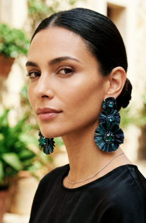 Orecchini realizzati con rafia verde e nera, cristalli e punti luce verdi.
lunghezza 7cm
peso 8.4gr Spedizione Gratuita