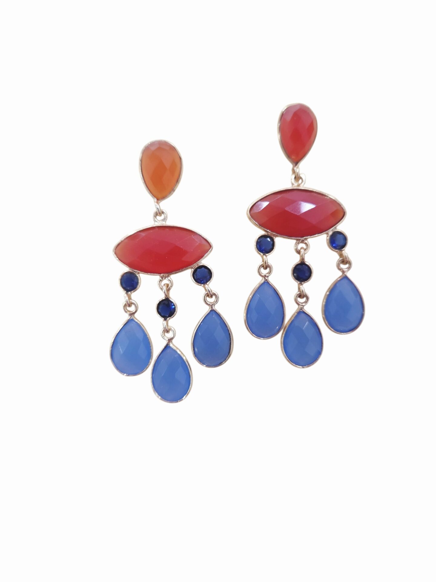 Orecchini realizzati con occhio di gatto arancione,carta da zucchero e zirconi blu circondati da ottone 
lunghezza 5cm
peso5.1gr Spedizione Gratuita
