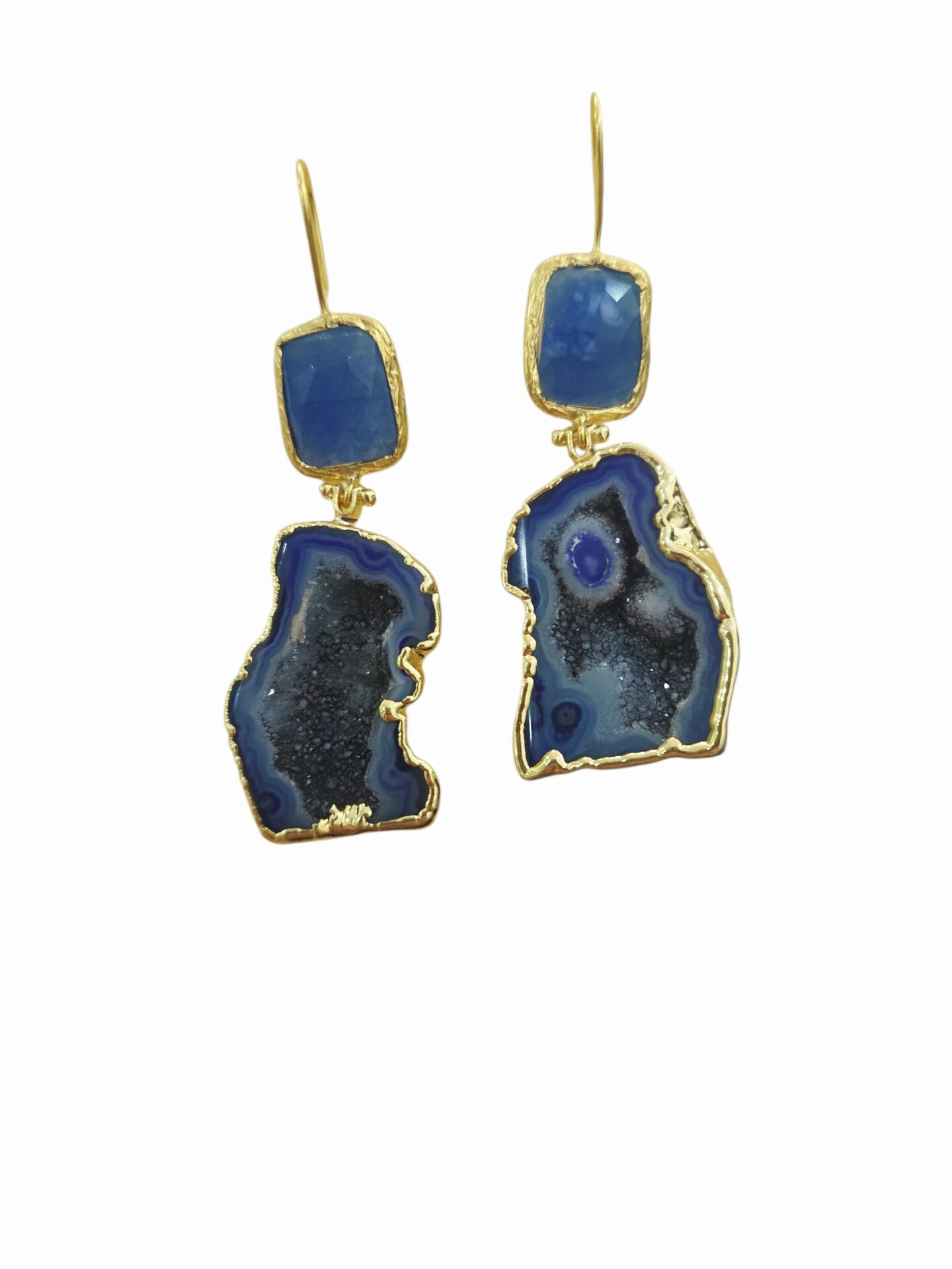 Orecchini realizzati in agata azzurra e geode blu contornati da ottone con monachella.
lunghezza 7cm
peso 9.1gr Spedizione Gratuita