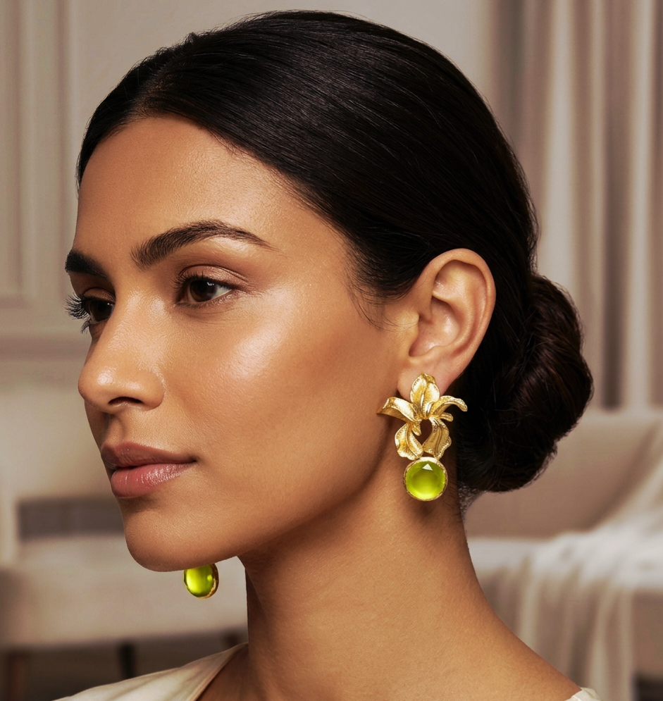 Orecchini realizzati in ottone con occhio di gatto verde acido 
lunghezza 5cm
peso 8.6gr Spedizione Gratuita
