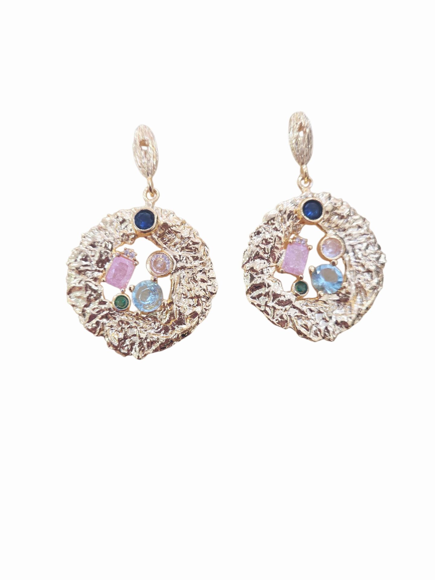 Orecchini realizzati su base in ottone martellata con zirconi multicolore incastonati
lunghezza 5cm
peso 9.7gr Spedizione Gratuita