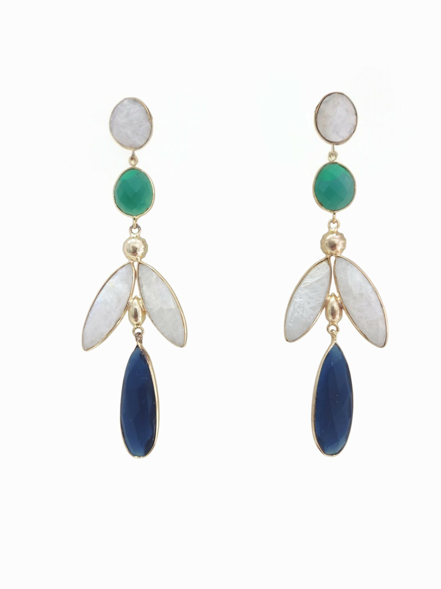 Orecchini realizzati artigianalmente su ottone con pietra di luna, occhio di gatto blu scuro ed agata verde
lunghezza 9cm
peso 9.1gr Spedizione Gratuita