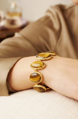 Bracciale regolabile realizzato con occhio di tigre ovale varie misure circondato da ottone.
lunghezza 22cm Spedizione Gratuita