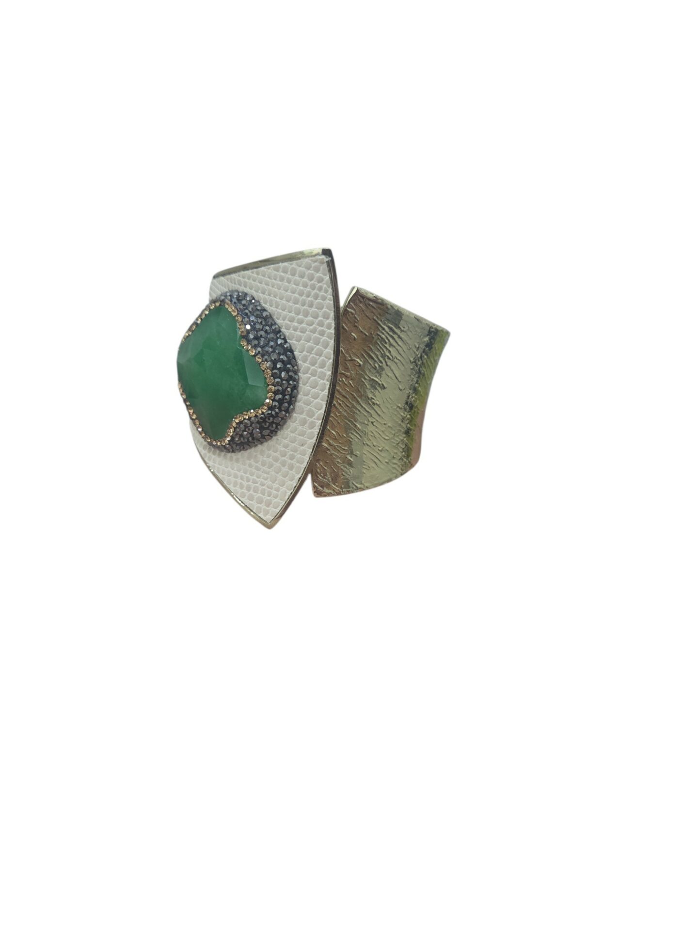 Bracciale a molla incastro chiuso realizzato metà ottone battuto e metà ecopelle chiara con centrale in agata verde circondata da marcasite Spedizione Gratuita