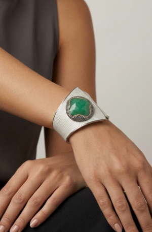 Bracciale a molla incastro chiuso realizzato metà ottone battuto e metà ecopelle chiara con centrale in agata verde circondata da marcasite Spedizione Gratuita