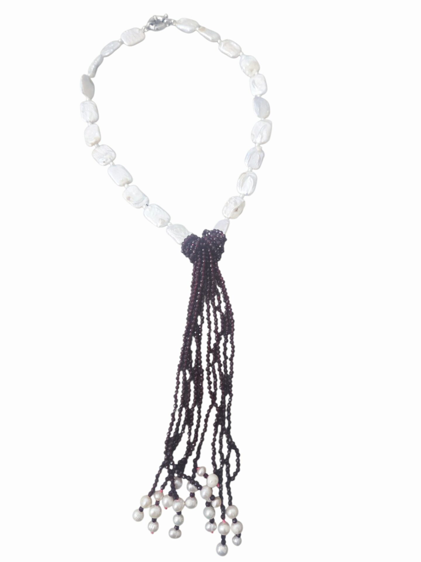 Collana girocollo di perle di fiume piatte con ciuffo di quarzi bordeuax e perle di fiume. moschettone in acciaio argentato 
lunghezza girocollo 46cm
lunghezza ciuffo 16cm Spedizione Gratuita
