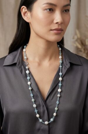 Collana lunga realizzata con calcedonio,perle di fiume e quarzi. Chiusura in acciaiolunghezza 80cm Spedizione Gratuita
